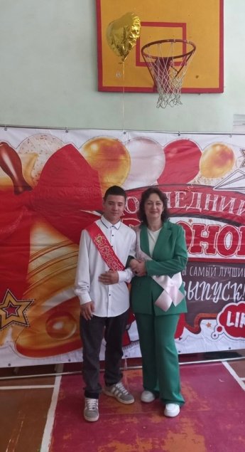 Последний звонок для Максима и Кирилла