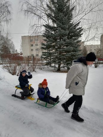 Будем дружно мы кататься с ледяных и снежных гор!