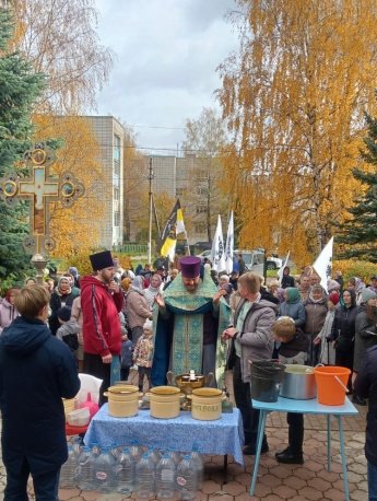 Крестный ход духовенством Спасо-Запрудненского храма и церкви Сергия Радонежского, приуроченный к православному празднику - Покрова Пресвятой Богородицы.