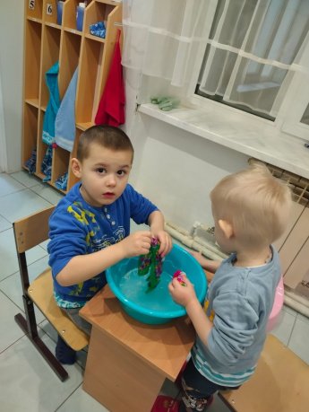 Я - помощник, Я - большой.