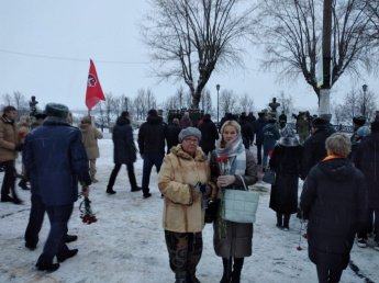 В День Героев Отечества возложение цветов у памятника на аллее костромичей - героев
