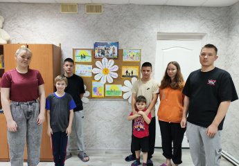 Выставка рисунков "Моя семья - счастливые моменты!"